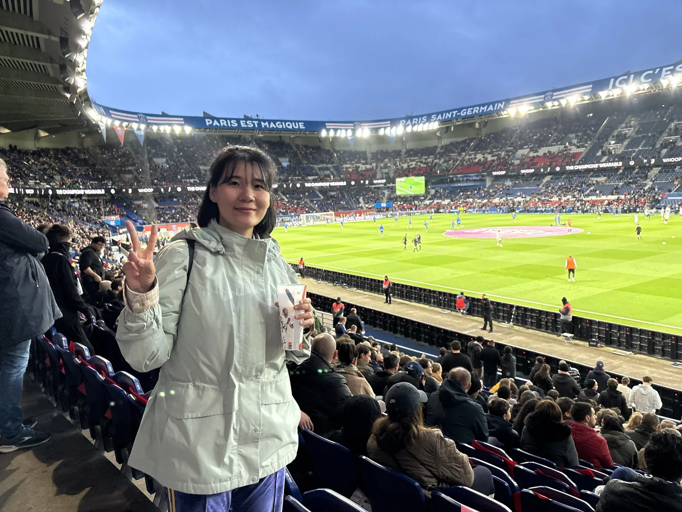 파리 생제르맹 축구 경기장의 가득 찬 파란 열기 속 밤하늘과 푸른 잔디 그라운드
