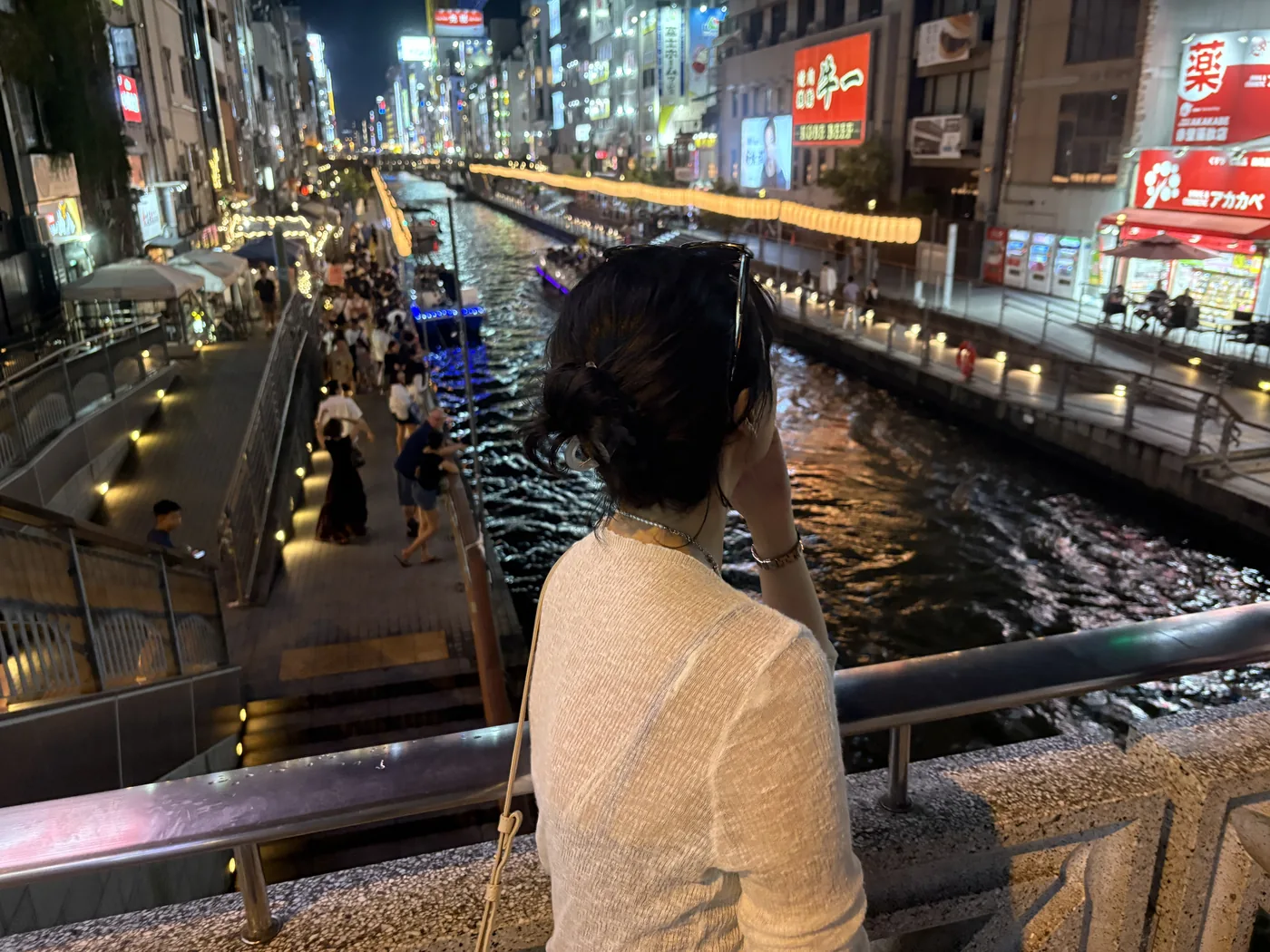 오사카 도톤보리 운하 위에 비친 현란한 대형 간판 글리코맨 불빛과 즐거운 인파