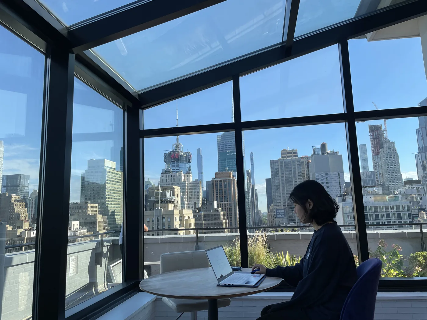 은은한 노란 조명과 세련된 인테리어가 돋보이는 뉴욕 빌딩 속 프라이빗 라운지